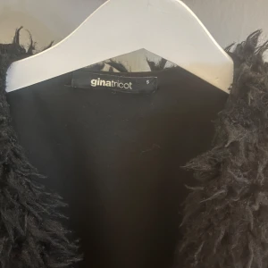 Svart pälsjacka - Säljer en supermysig svart pälsjacka från Gina Tricot i storlek S. Bra skick utan defekter. Jackan har en fluffig textur och är långärmad. Hör av dig vid frågor eller bild på💕