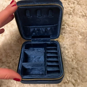 Smyckesskrin  - Säljer detta smyckesskrin från SIF JAKOBS då de inte kommer till användning. Den är köpt för 300 & jag säljer nu för 175. Tveka inte att lägga prisförslag eller höra av er vid funderingar