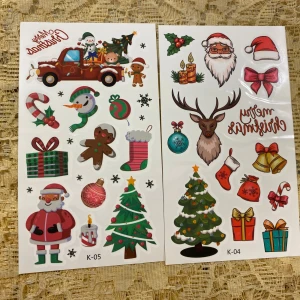 Jul Tatuering med olika motiv - Säljer ett set med julklistermärken som har olika motiv som tomtar, renar, julgranar, snögubbar och julklappar. Perfekt för att dekorera julkort eller presenter. Tatuering har glada och färgglada illustrationer som sprider julstämning. Varje ark har unika mönster och färger som rött, grönt, blått och guld.          Pris 35kr/2st , samma frakt 