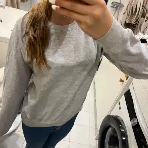 Säljer en grå sweatshirt från 157 i mycket bra skick. Den är supermjuk och perfekt för vardagsbruk. Tröjan har långa ärmar och en klassisk rund halsringning. Perfekt för både höst och vår!❤️