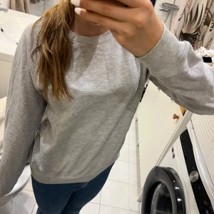 Grå sweatshirt från 157 - Säljer en grå sweatshirt från 157 i mycket bra skick. Den är supermjuk och perfekt för vardagsbruk. Tröjan har långa ärmar och en klassisk rund halsringning. Perfekt för både höst och vår!❤️