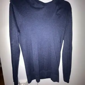 Säljer nu min Hollister Merino ull crewneck i färgen navy, den är i perfekt skick och i storleken S, den är köpt i Dubai för 550kr och jag säljer den för endast 299kr, om du har en fråga eller om du vill ha fler bilder är det bara att skriva!