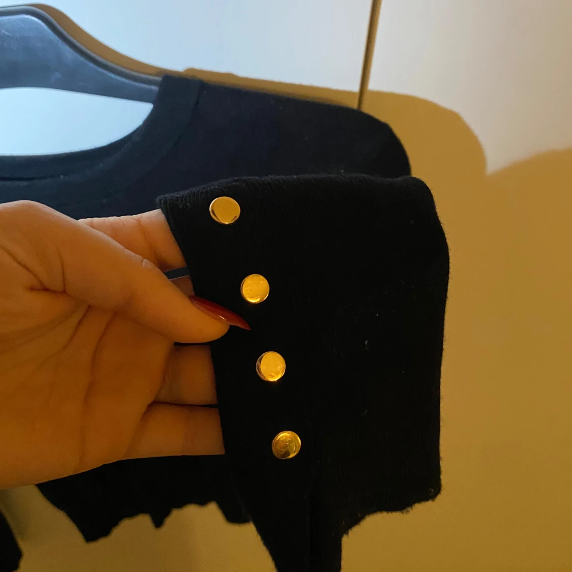 SVART STICKAD MED GULDKNAPPAR  - 90