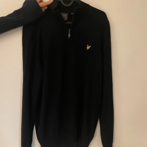 Lyle&Scott half-zip - Helt ny Lyle&Scott half-zip Storlek L men passar M också Köpt för 999 kr 