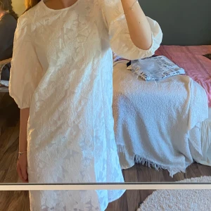 Studentklänning - Jättefin studentklänning från Nelly i storlek 36. Aldrig använd med alla lappar kvar! Köpt för 800kr.