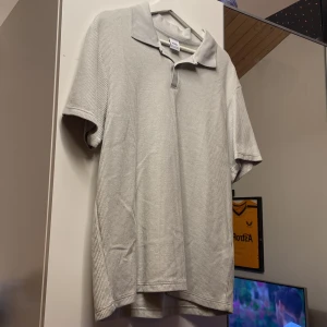 Skjorta/pike  - Zara piké i storlek M. Helt ny och aldrig använd. Snyggt mönster/gråbeige i färgen 