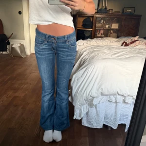 Lågmidjade Levis jeans - Lågmidjade Levis jeans i bra skick!! Jag är 165 som referens ♥️