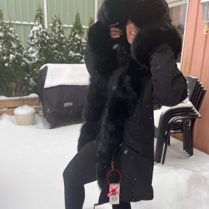 Garoff pälsjacka - Pälsjacka från garoff säljer för att det ej var tillåtet att lämna tillbaka, storlek 40, passar som en M och en L Köpt för 5999 men säljer för 4 eller mindre vid en snabb och smidig affär, helt oanvänd med prislappar kvar   