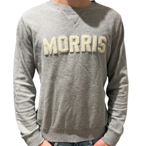 Morris sweatshirt  - Säljer en snygg grå sweatshirt från Morris i mycket bra skick. Den har ett stort, broderat Morris-tryck på framsidan. Tröjan är långärmad och gjord i mjukt bomullsmaterial, perfekt för både höst och vår. Passar till vardags eller en avslappnad dag ute. Tveka inte på att höra av dig vid minsta lilla fråga eller fundering//Sp-clothing 