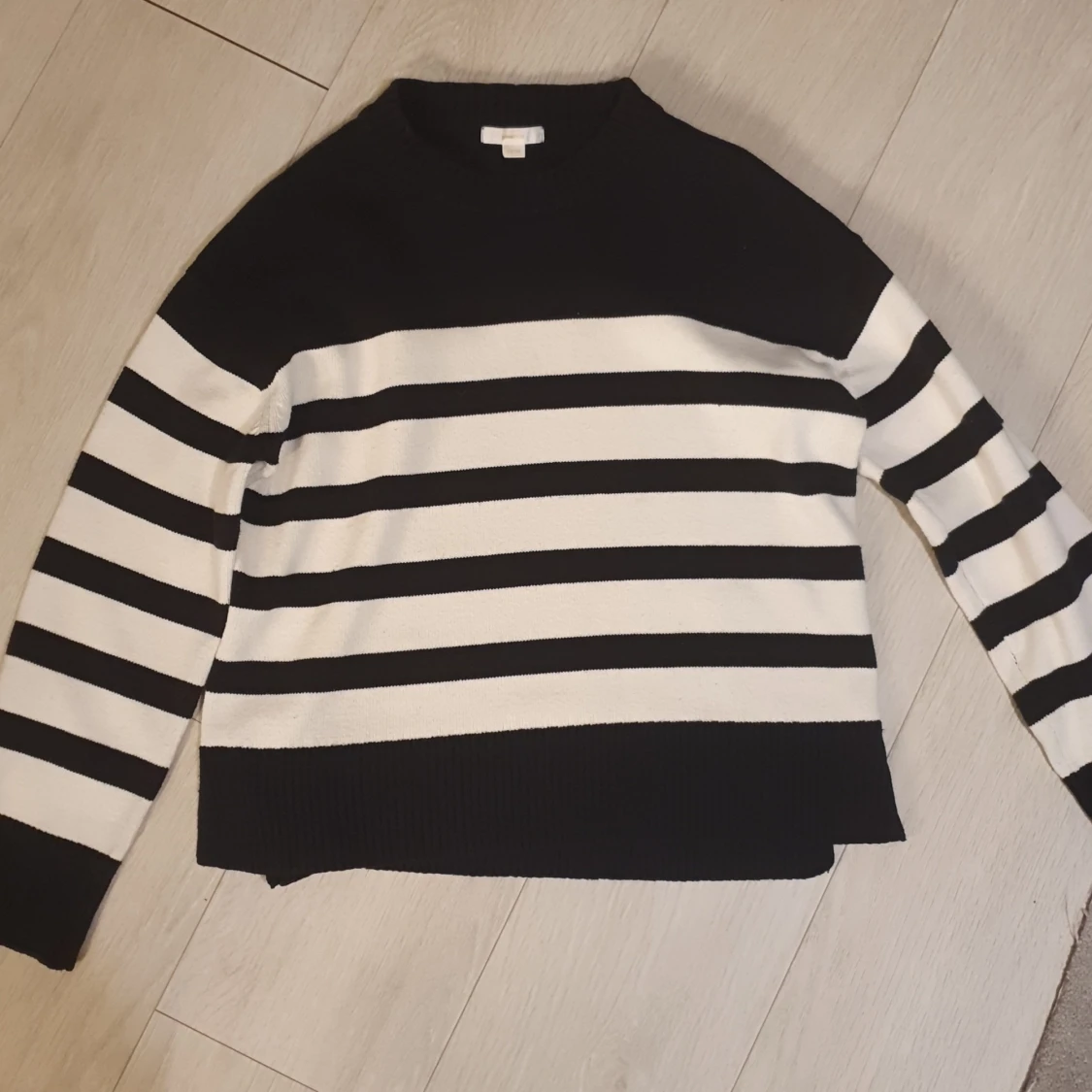 Svart och vit randig tröja från Gina Tricot - 91