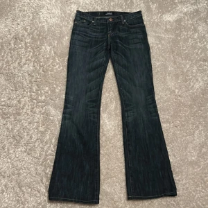 Vintage lågmidjade jeans - Supersnygga vintage bootcut jeans som är låg midjade på riktigt, man ser nästan snipp hihi.  Köpta på secondhand och säljs för att dom är för små.                                                     Står stolek 28 i, passar S ev xs                                                      Innerbens längd 95 cm                      Midja rakt över 41 cm 🩷🩷