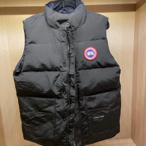 Canada Goose Väst - Extremt fräsh och helt oanvänd väst. Perfekt nu till vintern.