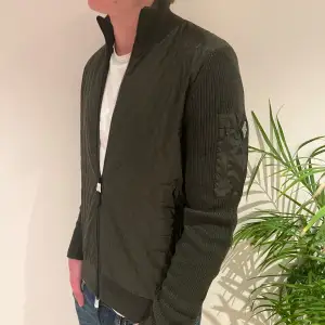 J.Lindeberg cardigan | Skick: 10/10 (HELT SPRILLANS NY) | Storlek - S | Pris - 2150kr | Fraktar via postnord eller instabox på köparens bekostnad | Hör av dig vid minsta fråga eller fundering! 