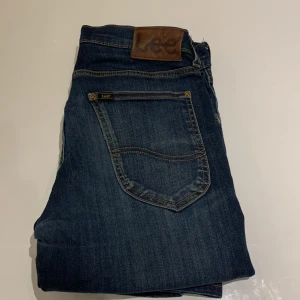 Mörkblå jeans från Lee - Säljer ett par snygga mörkblå jeans från Lee i modellen Luke. De är i mycket bra skick. Perfekta för både vardag och fest! 🕺