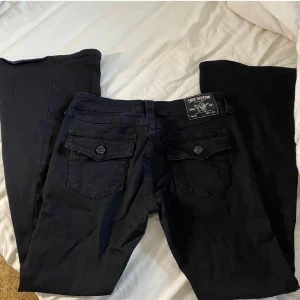 Joey True Religion Jeans - svarta true religion jeans i modellen joey som är köpta här på plick, men tyvärr va för stora för mig. bilderna är från henne jag köpte dem av, men kan fixa egna och fler om det behövs💕använda endast några gånger !! 