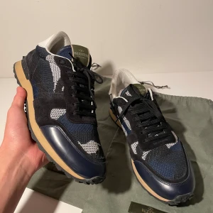 Valentino rockrunner  - Säljer nu den snyggaste färgen på rockrunners‼️Extremt bra skick se bilder bara. Två dustbags medföljer🤝Storlek 43. Vid frågor bara skriv. 