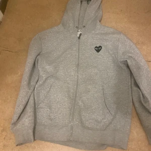 PLAY COMME des GRCONS - Storlek M men passar också S