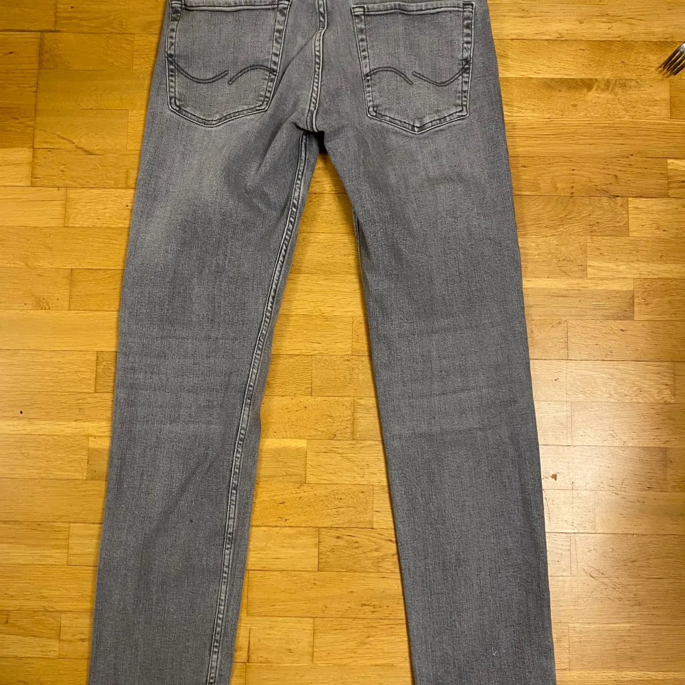 Tjena, säljer dessa feta gråa jeans från Jack and Jones i storlek 30/32 modellen heter tapered Mike och de är i väldigt bra skick. Tveka inte att kontakta mig om du har några frågor.. Jeans & Byxor.