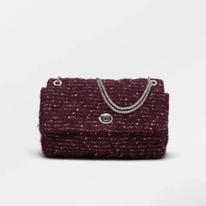 Vinröd axelväska från Beck Söndergaard - Snygg vinröd axelväska från Beck Söndergaard i ett glittrigt material. Väskan har en silverkedja som axelrem och ett praktiskt innerfack med dragkedja. Perfekt för festliga tillfällen eller en kväll ute. 💫kan sänka priset till 400 ifall vid snabb afär!☺️💕