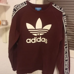 Adidas sweatshirt  - Säljer en adidas sweatshirt i strl M, den är i mycket bra skick, lite vinröd aktig! Säljer den för 120kr + frakt! 