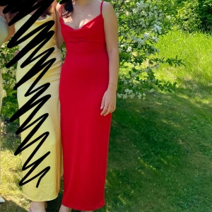Röd långklänning  - En långklänning med draperad vid bröstet och knytning bak. Väldigt fin, endast använd en gång. Tyvärr lite nopprig på ett ställe på baksidan (se bild) men syns endast från nära håll. Annars väldigt fint skick, endast använd en gång