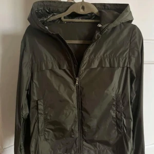 Moncler Jacka - Helt ny Moncler- Gradignan Giubotto jacka i storlek Xs-S, köpt från sellpy (bara äkta varor) för 3300. Kom med bud och frågor!