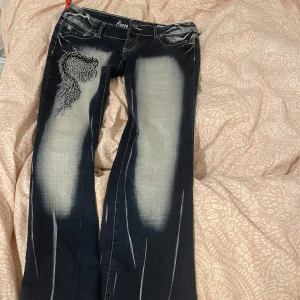 Crazyage jeans - Såsåsåsnygga crazyage jeans som tyvärr inte kommit till änvändning🙁🙁 ena bälthålet har spräckt(sista bilden)  Pris går att diskuteras🥰