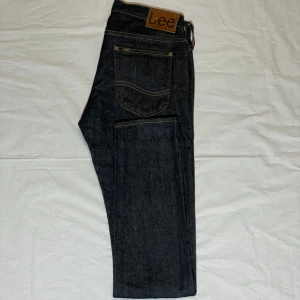 Lee jeans - Lee jeans i nyskick. Storleken är w30,L32 och modellen är Luke (Slim). Färgen är grå/svart. Vid frågor är det bara att höra av dig svarar oftast inom en timma//OwnStyle