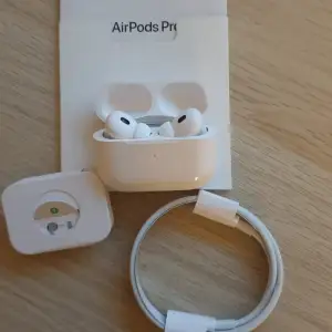 Hej! Säljer air-pods pro2 som är högsta kvalitet i marknaden just nu!. Säljer helt nya och med alla orginala tillbehör. För flera frågor så tveka inte att skriva 