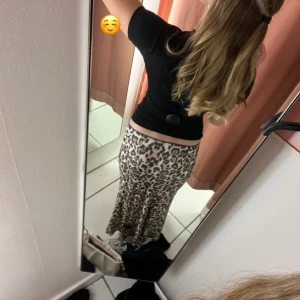 Säljer leopard långkjol från Gina tricot - Storlek- S  Bra passform  Skönt material  
