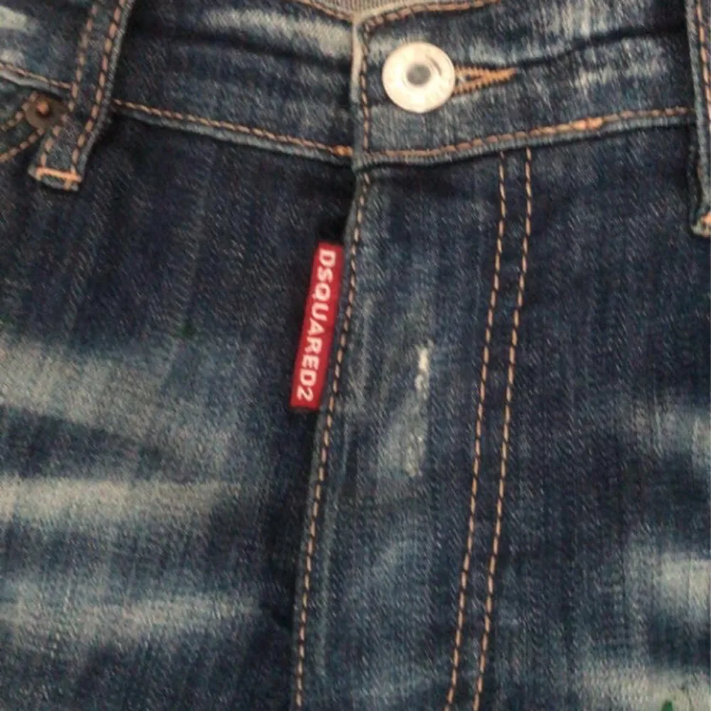 Säljer ett par snygga blå jeans från Dsquared2 med coola slitningar och en vintage look. De har en klassisk femficksdesign och är perfekta för en avslappnad stil. Passar både till vardags och fest. Skicka ett meddelande vid intresse! Pris kan också alltid diskuteras 💯🔥. Jeans & Byxor.