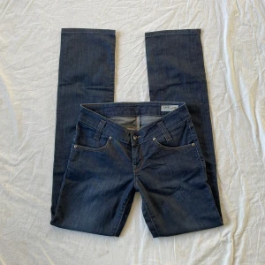 Lågmidjade jeans - Bra skick! Mått: midjemått rakt över 36 grenhöjd 19,5 benöppning 18,5 lår 25 Innerbenslängd 85cm💗 