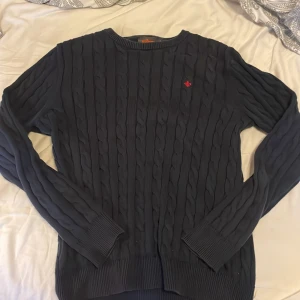 Kabelstickad Morris crewneck - Säljer denna extremt snygga Kabelstickade tröjan från Morris! | Skick:8,5/10| Pris: 449| Färg: Mörkblå| Om du har några frågor är det bara att fråga!