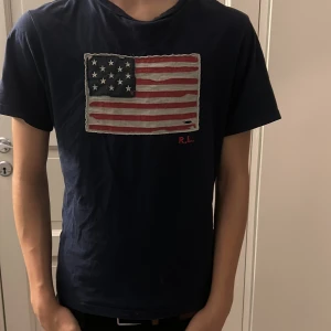 Raffe T-shirt  - Tja säljer nu en väldigt populär raffe t-shirt som skick 9/10 slitningarna är original hör av er vid frågor!😊