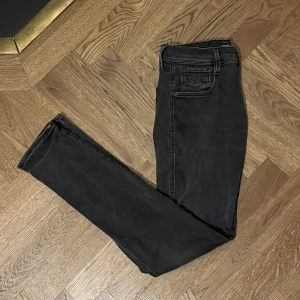Replay Anbass - Säljer ett par Replay jeans i modellen Anbass, bra skick. Färgen på jeansen är mörkgrå. Pm om du har funderingar!