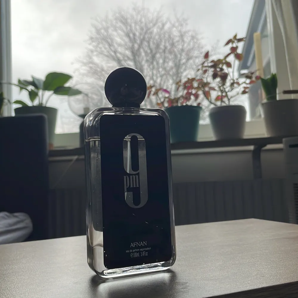 Säljer en flaska 9 PM Eau de Parfum från Afnan. Flaskan är stilren och elegant med en svart etikett och rund kork. Innehåller 90 ml av en doft som passar perfekt för kvällsbruk. Perfekt för dig som vill ha en sofistikerad och modern doft.. Parfym.