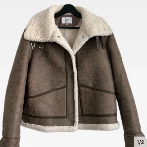 Brun jacka med vit fuskpäls från Josefine hj - Bra skick. Kan sänka priset vid snabb affär