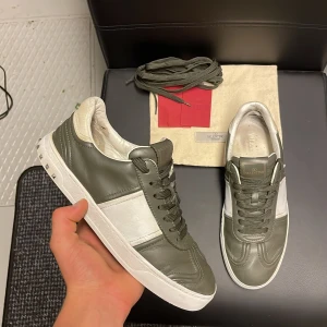 Valentino flycrews  - Säljer dessa extremt unika och feta flycrews i mörkgrön! Size 39 fits 40-41. Skick 7,5/10. Extrasnören, kort samt dustbag tillkommer! Kan gå ner i pris vid snabb affär. Hör av dig vid minsta fundering!🤩