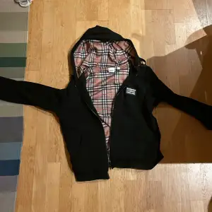 Säljer nu min burberry hoodie då den inte kommer till användning. Den är i storlek M men är på den större sidan så passar L också. Den är i nyskick och bara använd ett par gånger. Skriv vid frågor. Priset är ej hugget i sten