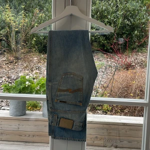 Blå jeans med klassisk design - Säljer ett par snygga blå jeans i klassisk stil. De har en normal passform och är perfekta för vardagsbruk. Jeansen har en traditionell femficksdesign och är i bra skick. Perfekta för både höst och vår! Storlek 28/32 ny pris 1499kr skick 10/10 aldrig använda 