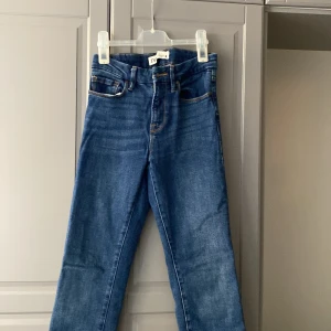 Zara jeans - Säljer dessa bootcut jeans från zara då jag aldrig använder dom💓 de är inte jätte använda och är i bra skick, förutom längst ner (se bild 3,4) det som är ”defekten” är att dom är klippta längst ner men enligt mig ser det bara coolt ut! Nypris 330  skriv privat för fler bilder!!🥰 sänkte från 170 till 130!