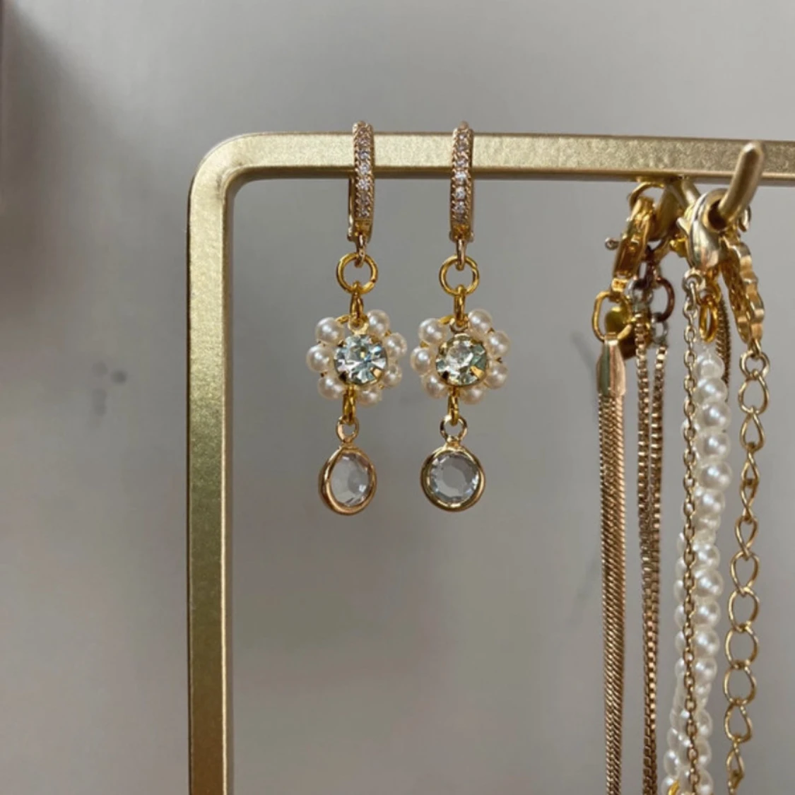 Handgjorda guldörhängen med pärlor