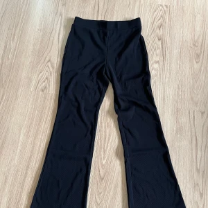 Utsvängda byxor - Supersnygga svarta utsvängda byxor som tyvärr är för stora