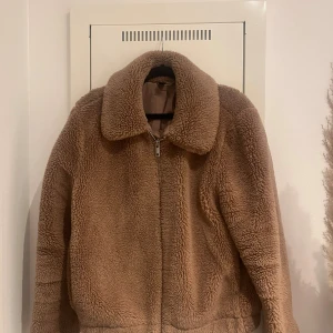 Teddy-jacka - Fin brun teddyjacka i Stl M från H&M