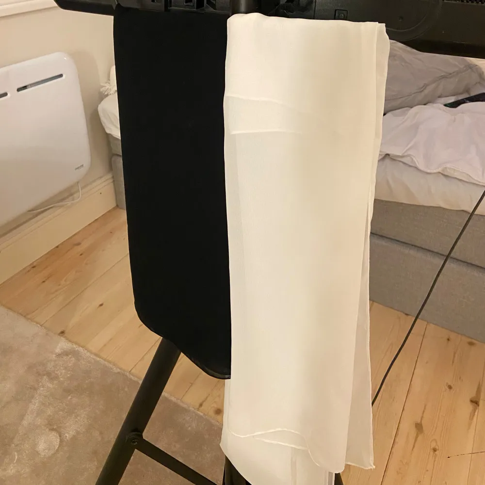 Svart och vit chiffon sjal. Superbra kvalite köpta i Qatar. Säljer för 100kr/st eller båda för 150kr.. Asusteet.