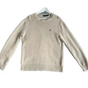 Soft stickad Ralph Lauren tröja - Skitsnygg stickad tröja i min favoritmodell. Den är väldigt sparsamt använd när den väl burits, men inte använd särskilt mycket. Därav väldigt bra skick och den är så gott som ny. Ställ gärna frågor!