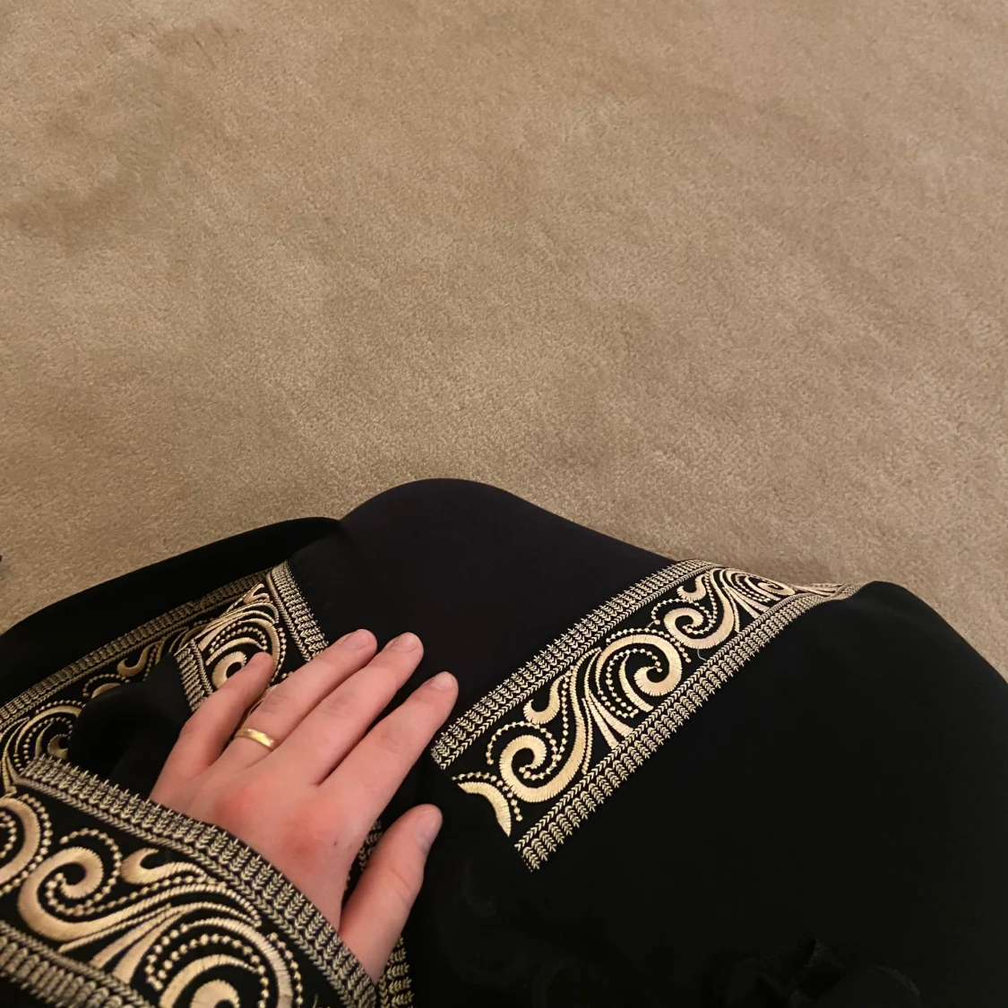 Lyxig abaya med guldbroderi - 91