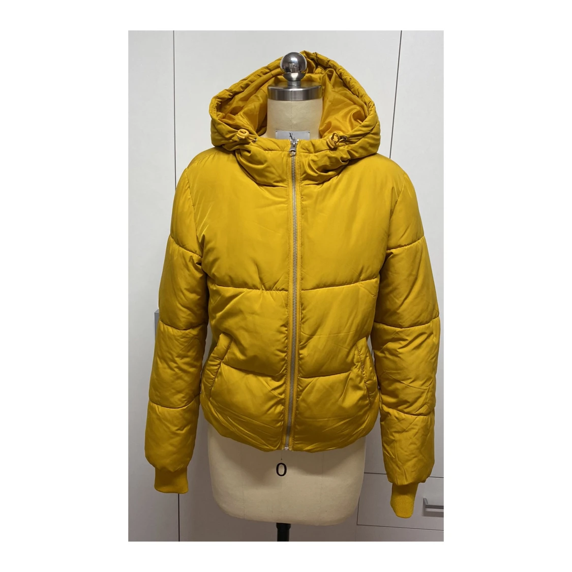 Gul pufferjacka med huva