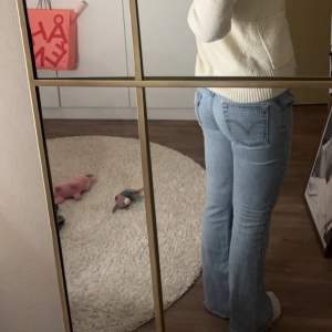 Så fina lågmidjade Levis jeans som är försmå för mig🤩 Midjemått: 40 rakt över och innebenslängd 80🫶🏼🙌🏻🙌🏻