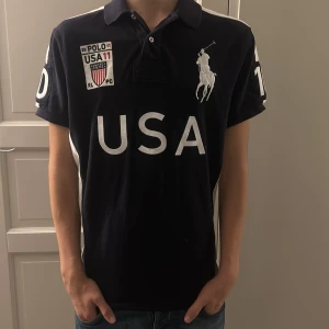 Polo piké  - Hej säljer nu min populära USA polo piké den är väldigt sällsynt och det finns inga slitningar eller fläckar skick 10/10 hör av er vid frågor!